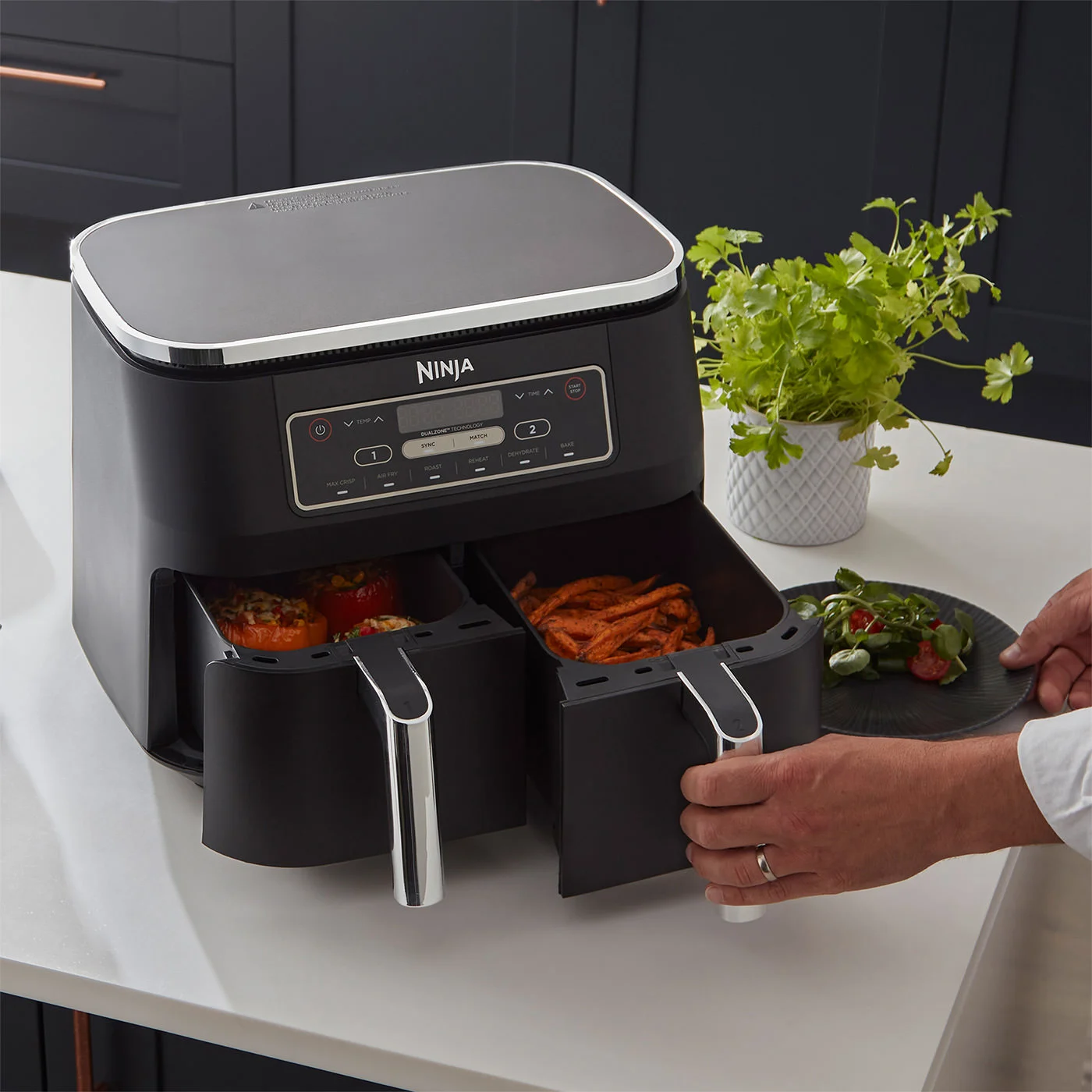 Ninja-AF300UK-InUse-Man-Drawers-SweetPotatoFries-StuffedPeppers_copy