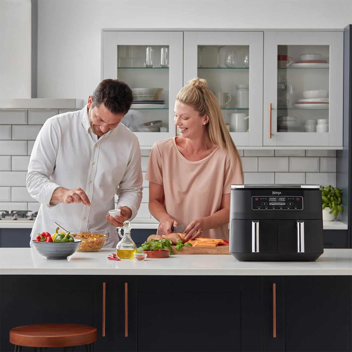Ninja-AF300UK-KitchenCounter-Couple-DinnerPrep-Grains-SweetPotatoChips